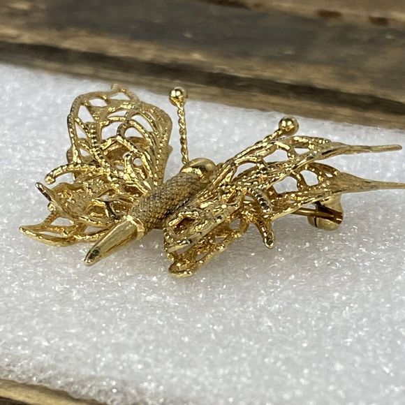 Monet Gold Tone Signed Filigree Butterfly Bug Insect Brooch Pin - Picture 2 of 7